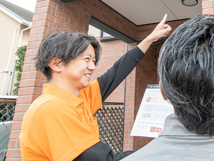 お客様と一緒に家をチェックしている様子